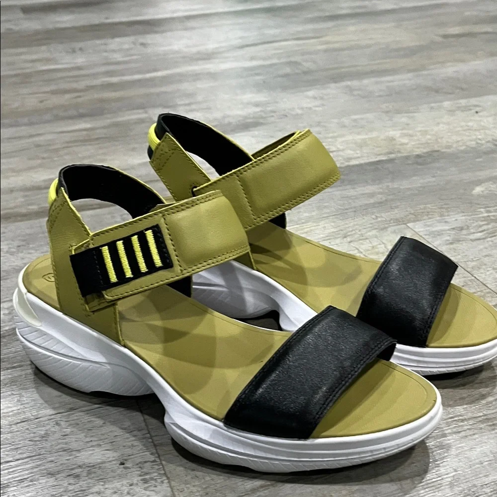 Sorel blitz‎ sandals 9.5 Stylish Black and Tan Women's Sandals